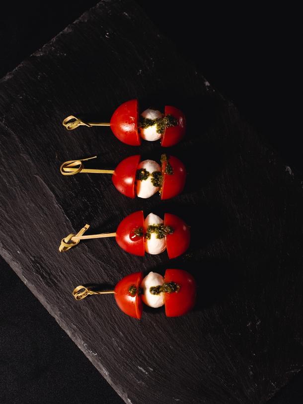 Канапе бэби моцарелла и черри