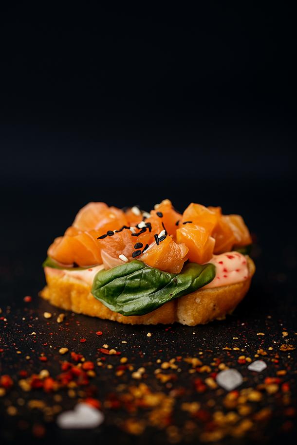 Брускетта со слабосолёной сёмгой, соусом "метацко" и свежим базиликом