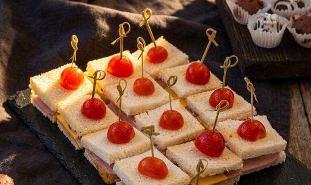 Мини сэндвич с ветчиной и сыром