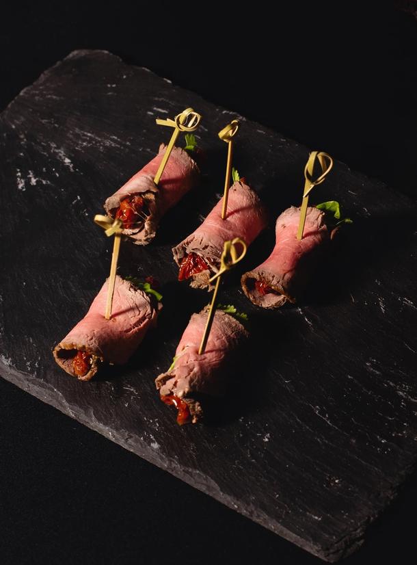 Канапе ростбиф и вяленый томат