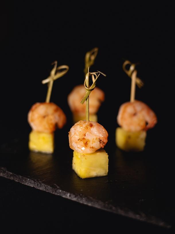 Канапе креветка ананас