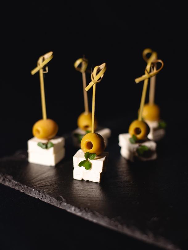 Канапе оливка с сыром фета