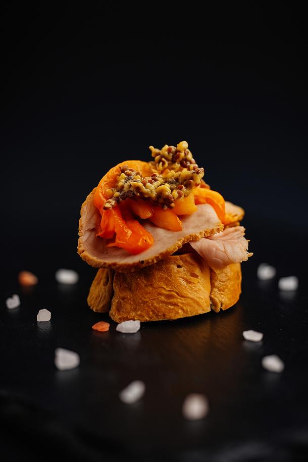 Брускетта с ростбифом и печеным перцем