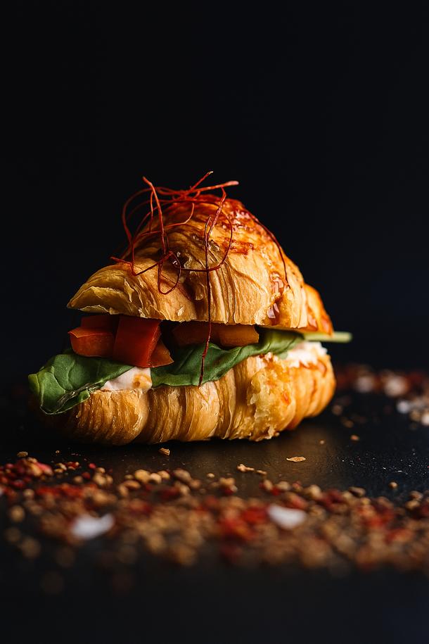 Мини-круассан с печеным перцем и ореховым соусом