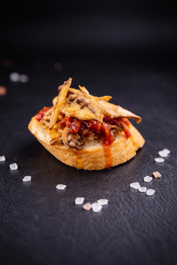 Брускетта с курицей и подкопченными вешенками