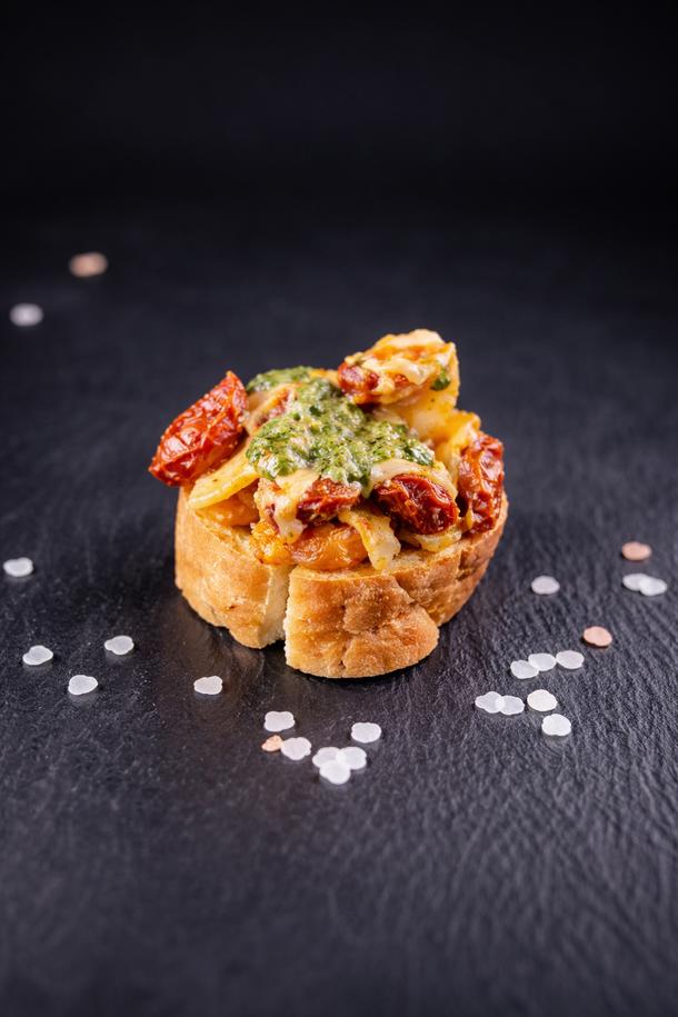 Брускетта с курицей и вяленными томатами