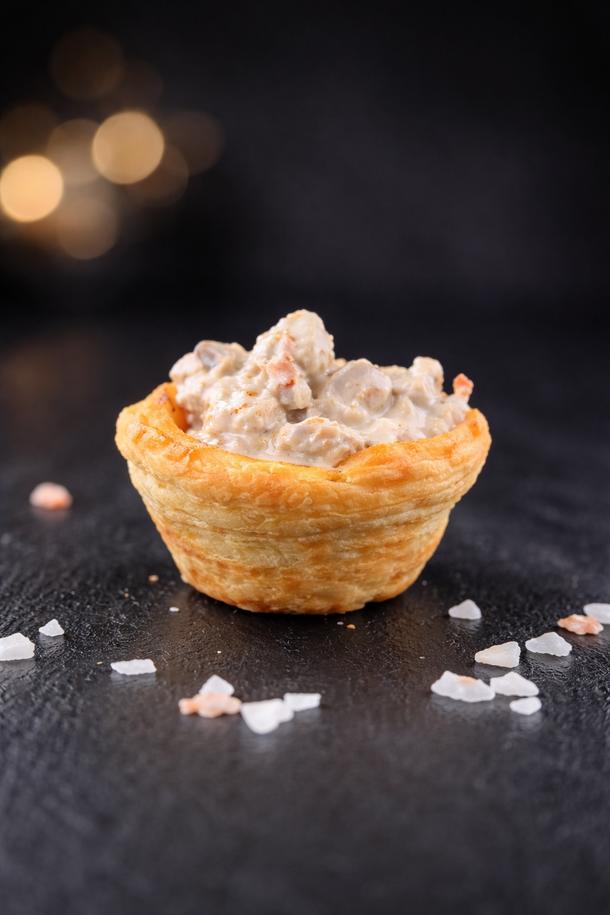 Тарталетка с баклажаном и пряным сыром