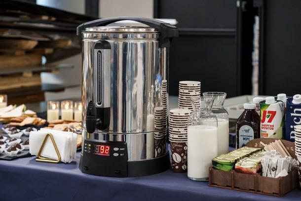 Чайная зона (бойлер, чай, сахар, посуда)